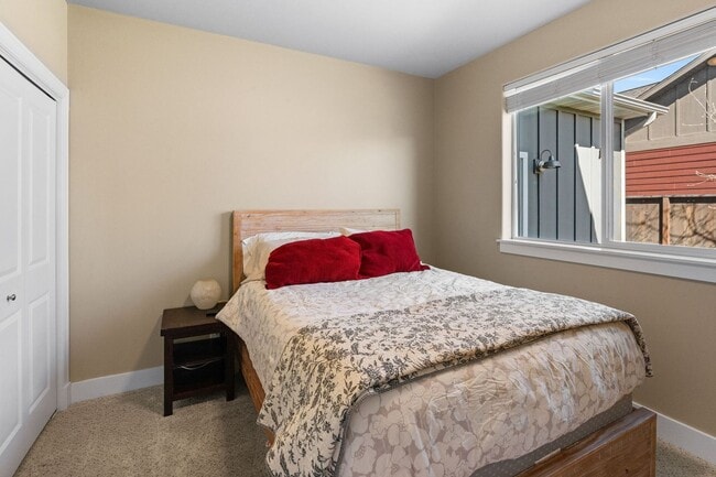 Building Photo - Gorgeous 4 Bedroom Home in Ryen Glenn