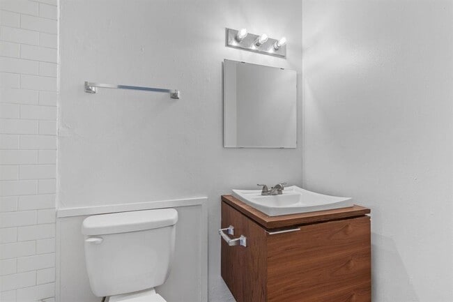 Building Photo - 1907 Fairlawn Ln