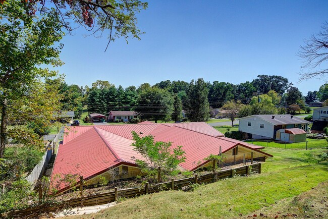 Building Photo - Very nice 4 bed 3 and a half bath home close to Boone Lake