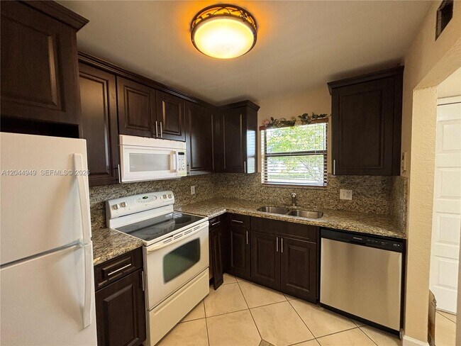 Building Photo - 21909 Lake Forest Cir