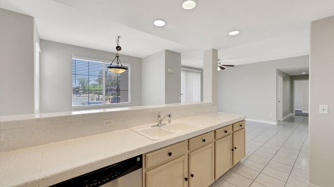 Building Photo - Gorgeous 3 bedroom Condo in Green Valley