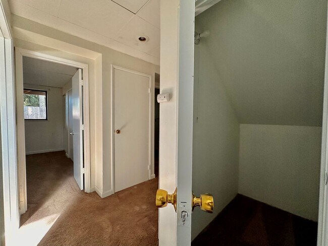 Building Photo - 4BR | 3BA Spacious House with Large Backyard