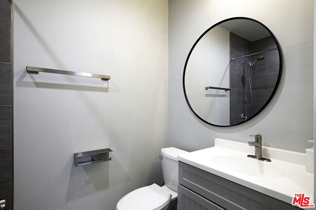 Building Photo - 1559 1/2 S Harvard Boulevard Unit