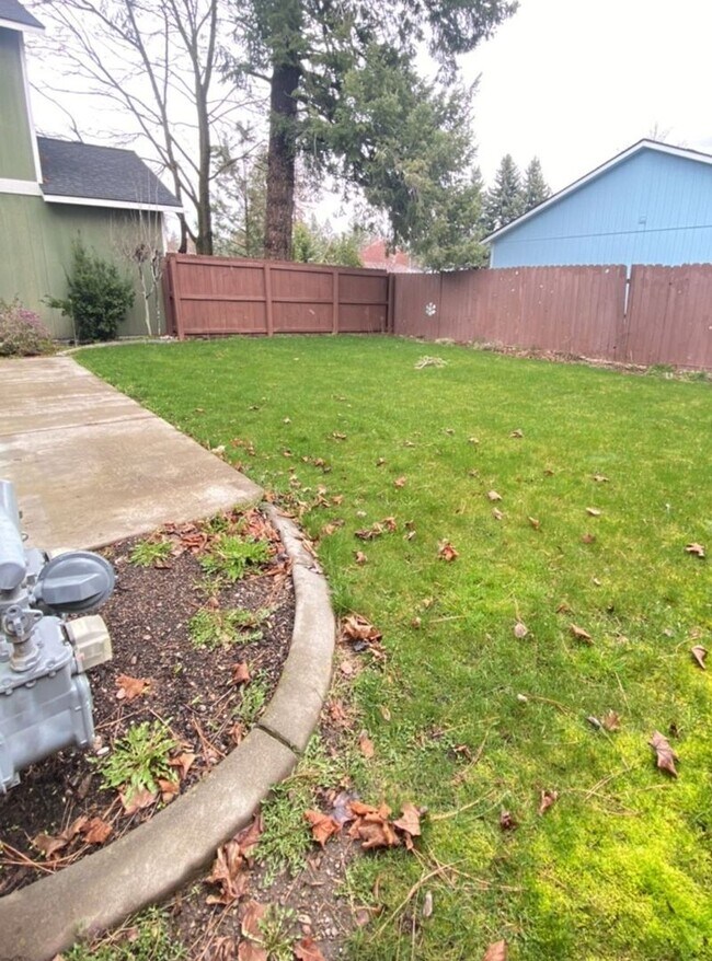 Building Photo - Spacious 3 bedroom 2.5 bath Post Falls Duplex