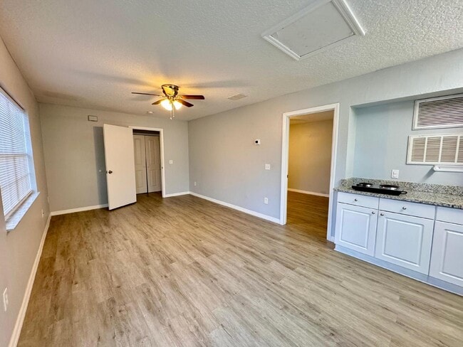 Building Photo - Cozy 1-Bedroom Townhouse in Davenport