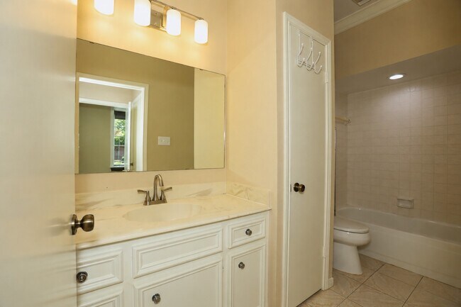 Building Photo - 107 Manor Pl