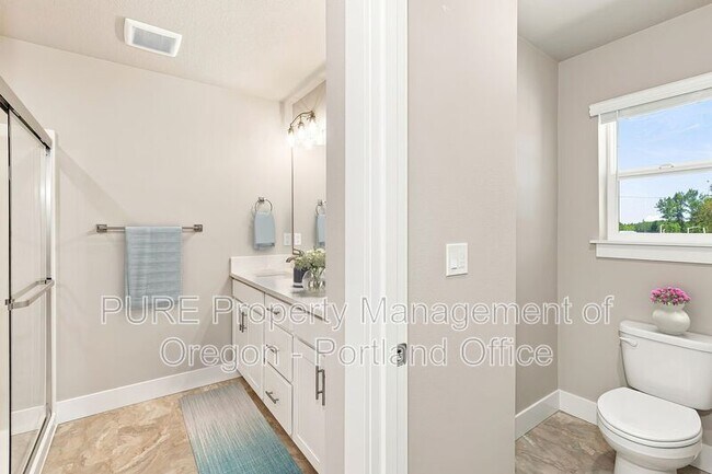 Building Photo - 582 NE Alderwood Dr