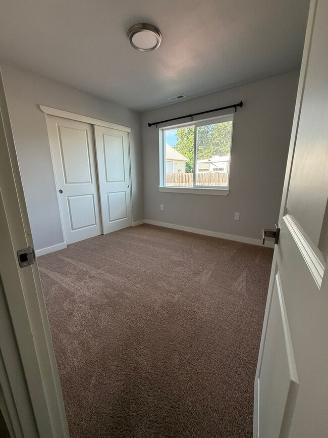 Building Photo - Gorgeous Pet Friendly Three Bedroom Lebano...