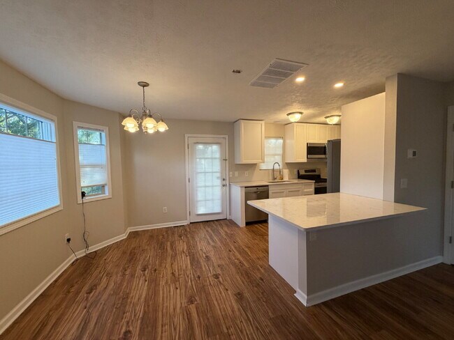 Building Photo - "Charming 4-Bedroom Home with 2.5 Baths on Knox Avenue – A Cozy Retreat in Hollister, MO!"