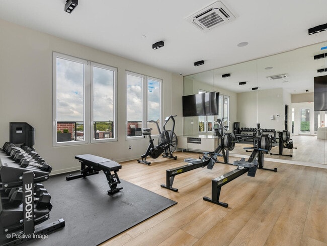 Building Photo - 2801 N Thatcher Ave