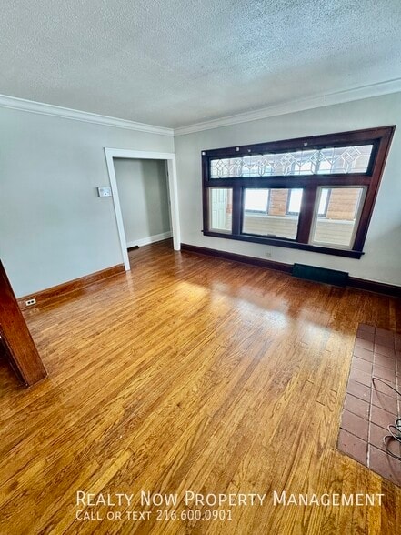 Building Photo - 8225 Rosewood Ave