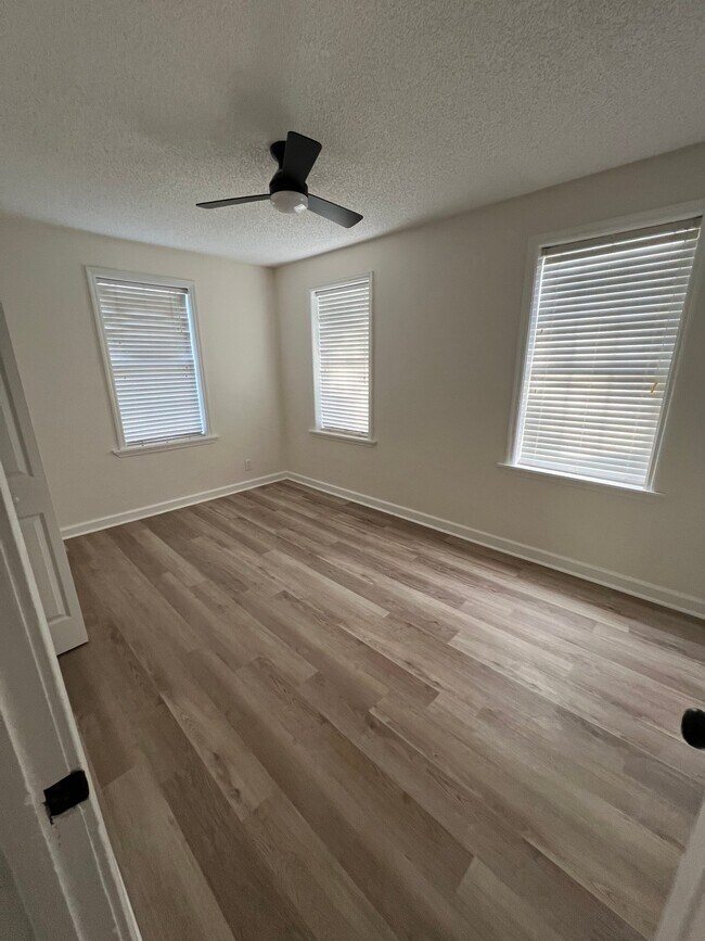 Building Photo - 1178 Murray Dr