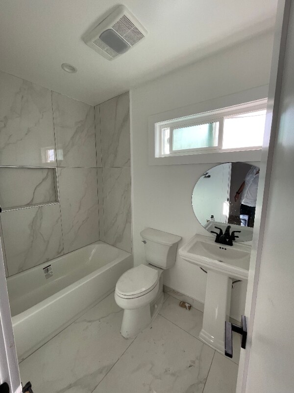 Building Photo - 7337 Woodley Ave