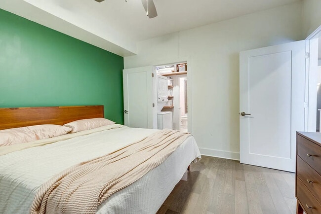 Building Photo - Stylish Updated Apartment Minutes from Downtown