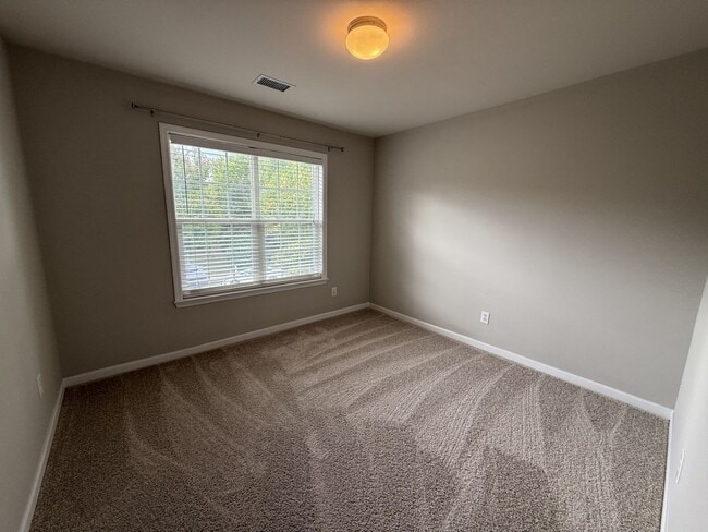 Building Photo - Spacious 5-Bedroom, 3-Bath Home with Exceptional Outdoor Living