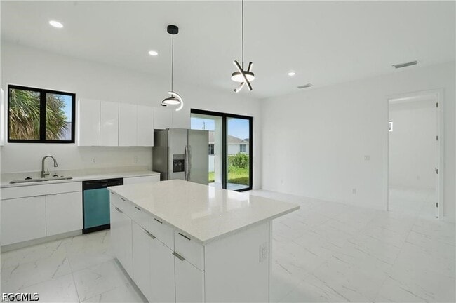 Building Photo - 472 Rajah St