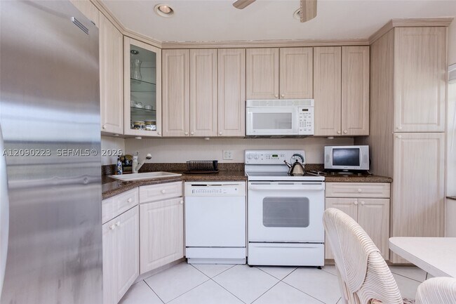 Building Photo - 8566 Casa Del Lago