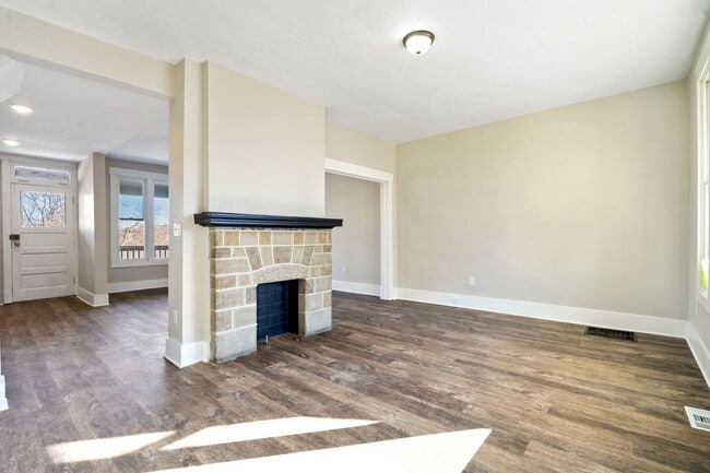 Building Photo - 3 Bed/1 Bath Home - Central AC, 2nd Floor Laundry - Available September 10th!