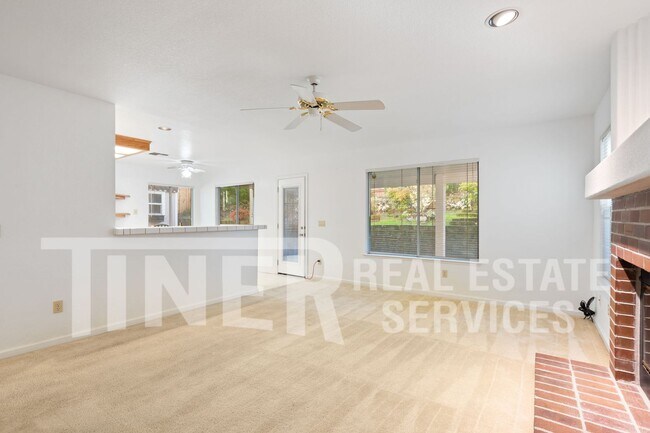 Building Photo - Spacious Home in Desireable Highland Hill ...