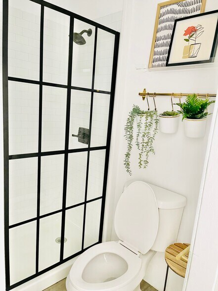 full bath - 2864 Waialae Ave