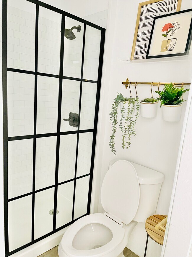 full bath - 2864 Waialae Ave