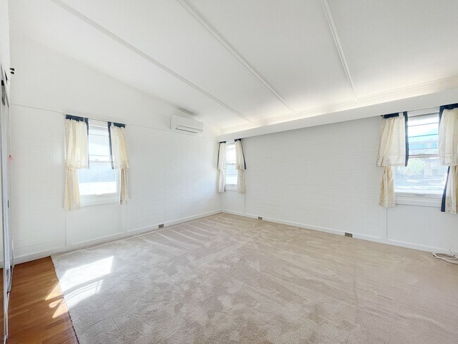 Building Photo - Panoramic Views from Executive Home near Tripler & Kaiser Hospitals