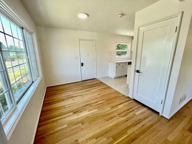 Building Photo - Modern and Bright 3Bd/1B Home | Washer & D...