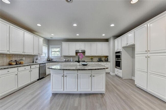 Building Photo - 4805 Shelbourne Dr