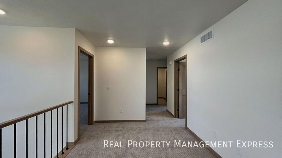 Building Photo - 3 Bed 2.5 Bath Townhome in West Sioux Falls