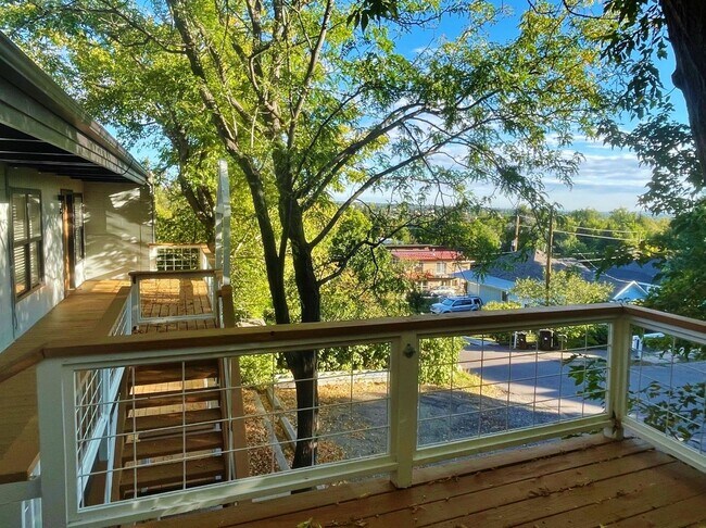 Building Photo - Beautifully Remodeled 2 bed 1 bath unit in...