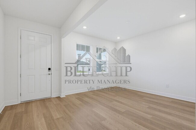Building Photo - 1217 Pampus Dr