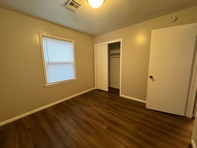 Building Photo - VINYL FLOORS, FENCED YARD 3 Bedroom Near 21st & Yale!