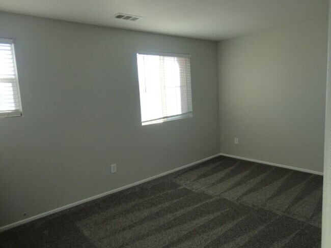 Building Photo - Beautiful 4 + 2.5 Home Palmdale