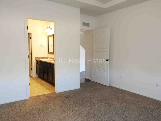 Building Photo - MOVE IN  SPECIAL