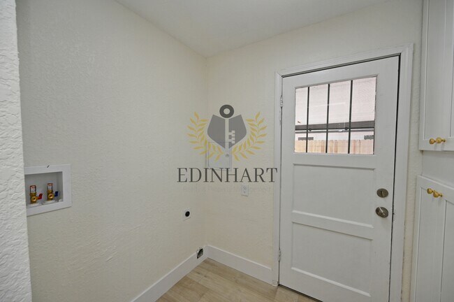 Building Photo - 1584 N Carruth Ave