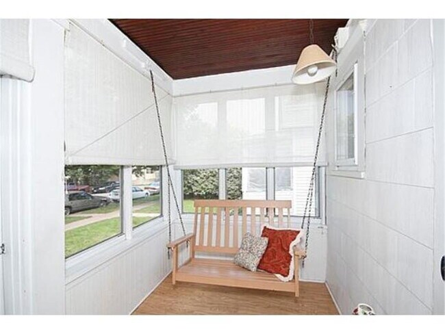 Building Photo - 4 Bedroom 1 Bath Adorable Home in St. Paul