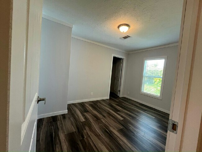 Building Photo - 427 Mongoose Ln