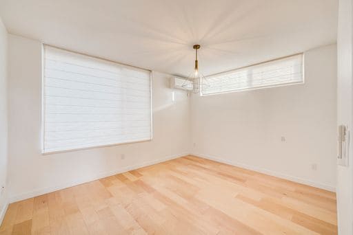 Building Photo - Stunning Modern 2 Bedroom Townhome in Ballard! AVAILABLE January 10th!