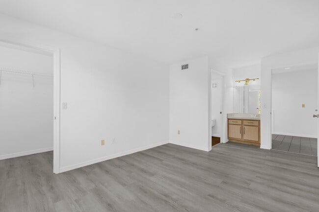 Building Photo - 7360 Westpointe Blvd