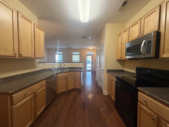 Building Photo - Large Three Bedroom Townhouse! New Carpet & Paint!