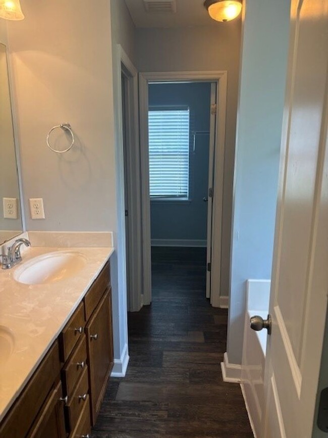 Building Photo - Beautiful 3 bedroom, 2.5 bath home with Bo...