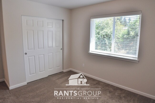 Building Photo - Beautiful  3 bedroom, 2.5 bath, 2-story home in Steilacoom Ridge