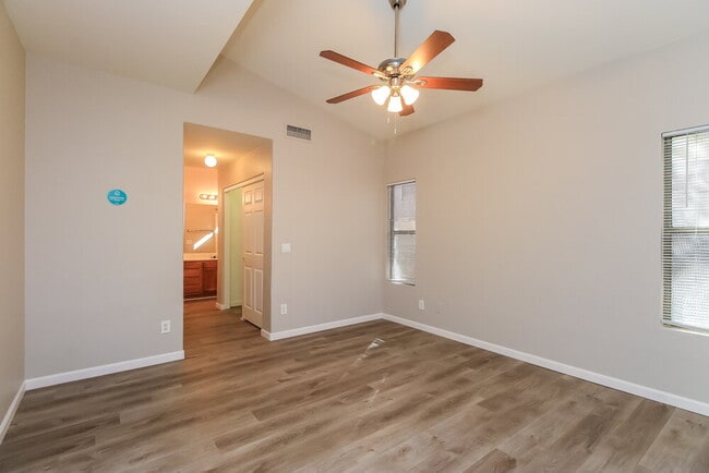 Building Photo - 8723 E Fox St