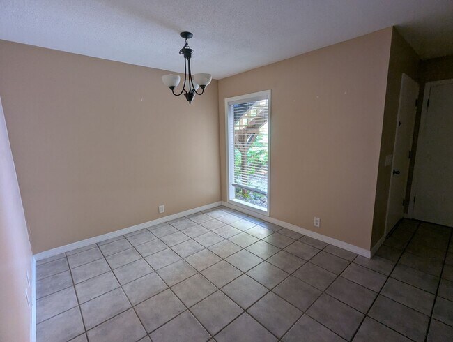 Building Photo - 222 Crown Oaks Way