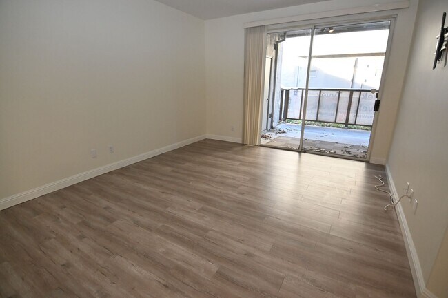 Building Photo - Charming Ground-Floor 2 Bedroom 1 bath Condo close to downtown!
