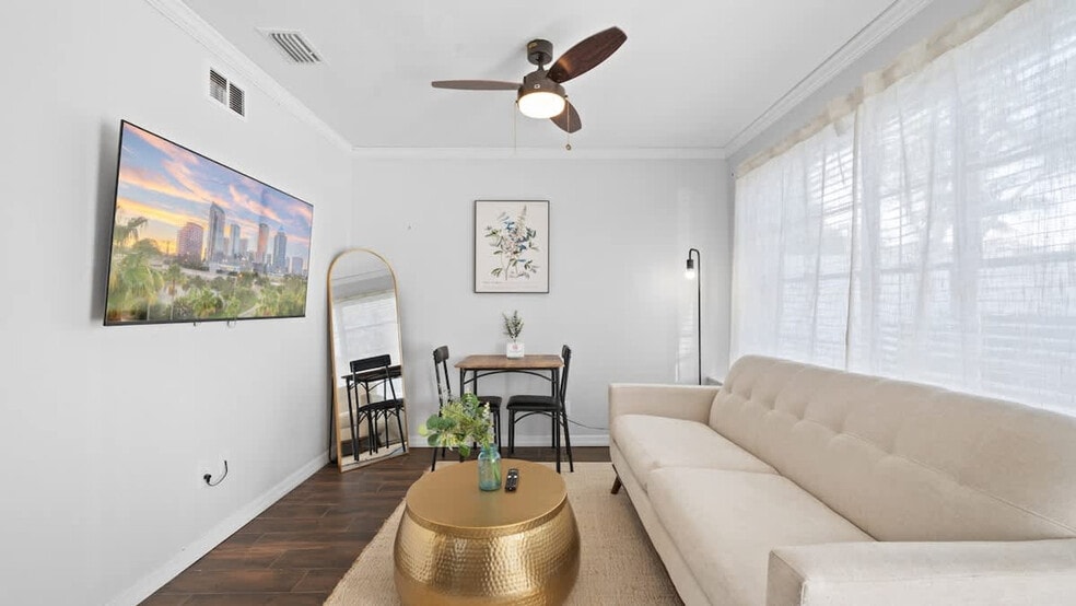 Building Photo - 720 1/2 West Woodlawn Avenue-SI ID1271928P