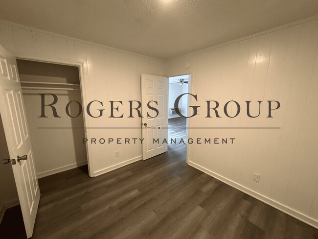 Building Photo - #450 - 421-423 Ridley St Duplex