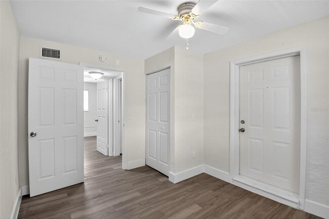 Building Photo - 2425 Anastasia Dr