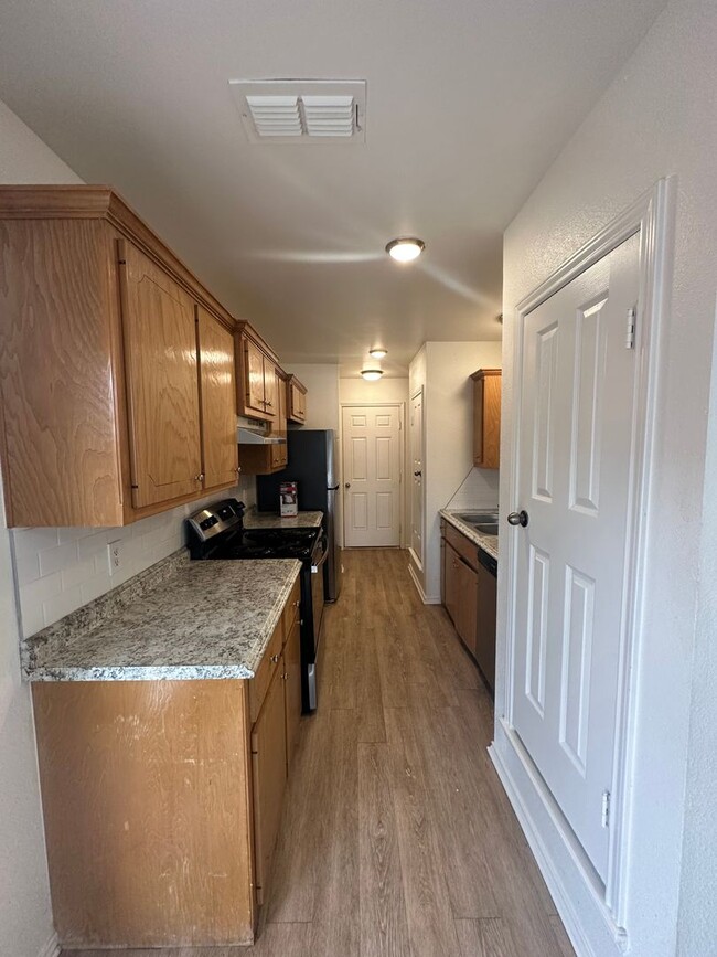 Building Photo - Wonderful updated 2/2/2 off of Milwaukee!