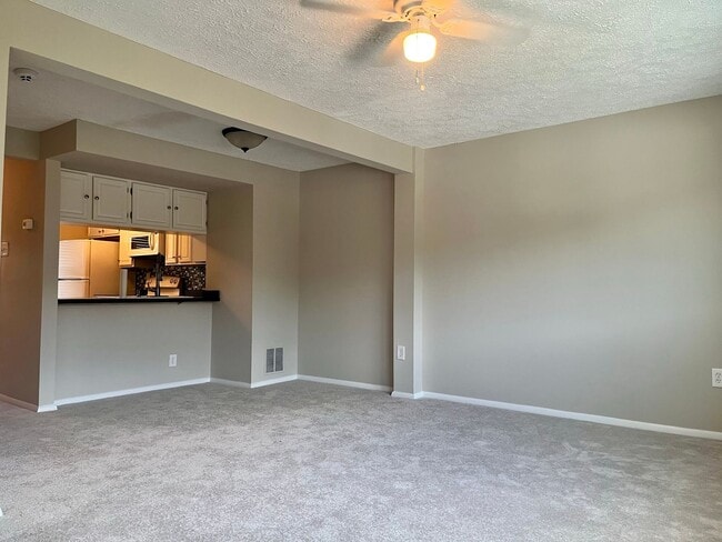 Building Photo - Charming 2 Bedroom/2 Bathroom in Laurel Valley!